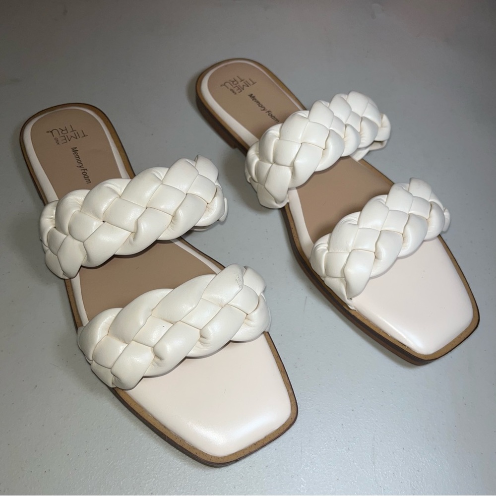 Time And Tru Women's Ivory Slip On Sandals Size 8 brand new memory foam